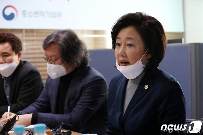 (서울=뉴스1) 이승배 기자 = 박영선 중소벤처기업부 장관이 2일 오전 서울 중구 테크노상가 상인회 사무실에서 열린 '서울 동대문 상권 착한 임대인 차담회'에 참석해 인사말하고 있다. 코로나19(신종 코로나 바이러스 감염증) 피해를 분담하기 위해 임대인이 자발적으로 임대료 등을 낮추는 ‘착한 임대인’ 운동에 동참한 임대인에 대해 정부는 인하액 50%에 대한 소득세·법인세를 감면해 주고, 한 시장 내에서 임대료 인하에 동참한 점포 규모가 20%를 넘는 경우 노후전선 정비, 스프링클러 설치 등 화재 안전 패키지를 제공한다. 2020.3.2/뉴스1