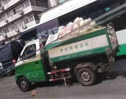신종 코로나바이러스 감염증(코로나19)의 발원지인 중국 우한에서 구청이 쓰레기차로 주민들에게 돼지고기를 배달하는 장면이 포착돼 논란을 빚었다. /사진=웨이보 캡처