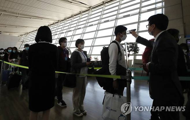 지난 5일 국내억제를 넘어 코로나19 해외전파도 차단. 인천공항의 탑승 전 3단계 발열검사 [연합뉴스 자료사진]