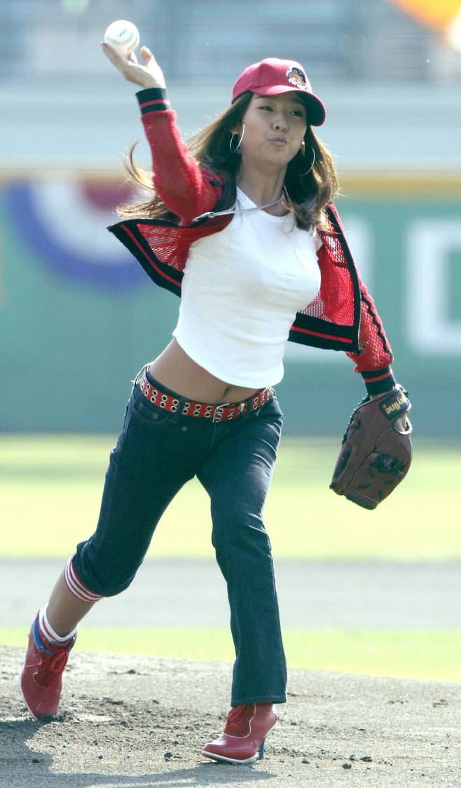 2003년 프로야구 한국 시리즈 2차전에서 시구 하는  이효리