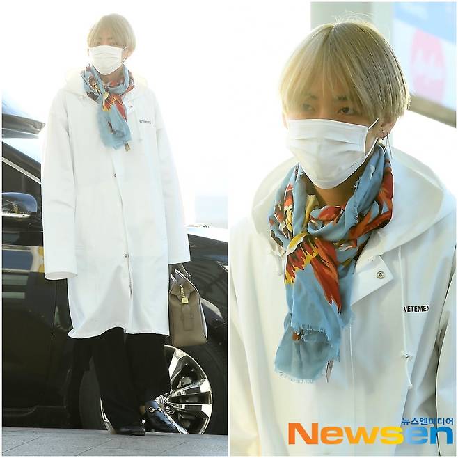 2017년 11월 29일 인천공항 출국, 포근함이 돋보이는 화이트 롱코트.