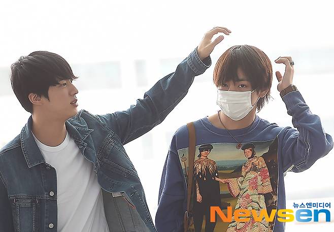 이날 진이 옆에서 스타일링 봐주기도 했다.