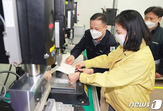 유명희 산업통상자원부 통상교섭본부장이 12일 오후 코로나19 관련 외국인투자기업의 현장 애로점검을 위해 경기도 군포시에 위치한 마스크 생산 핵심장비 '초음파 용착기' 공급 외투기업인 한국브렌슨을 방문, 설명을 듣고 있다. (산업통상자원부 제공) 2020.3.12/뉴스1