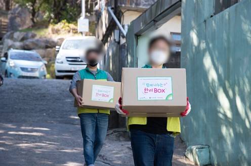 배달하는 남기자. 계절에 어울리지 않는 패션은 더위를 많이 타는 탓이다./사진=초록우산 어린이재단