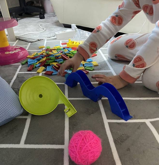 지애는 엄마가 우는 걸 싫어한다고 했다. 장난감을 갖고 놀면서도, 계속 살피는 걸 봤다./사진=남형도 기자