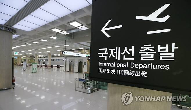 텅 빈 제주국제공항 국제선 대합실 (제주=연합뉴스) 변지철 기자 = 14일 오전 제주국제공항 국제선 출발 대합실이 신종 코로나바이러스(코로나19) 여파로 썰렁한 모습을 보이고 있다. 2020.3.14 bjc@yna.co.kr
