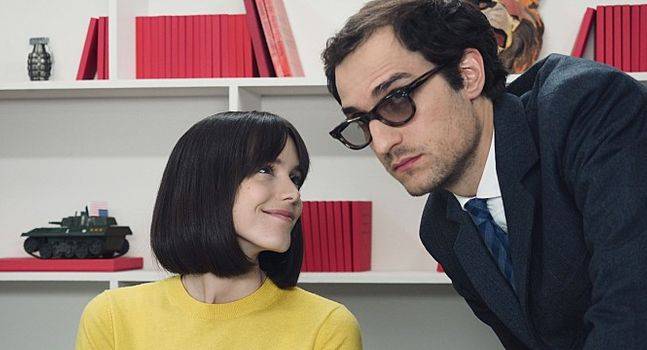 영화 '네 멋대로 해라: 장 뤽 고다르'는 영화사의 이단아이자 혁명가였던 감독 장 뤽 고다르의 숨겨진 모습을 그린 블랙 코미디 영화다.ⓒ이수C&E