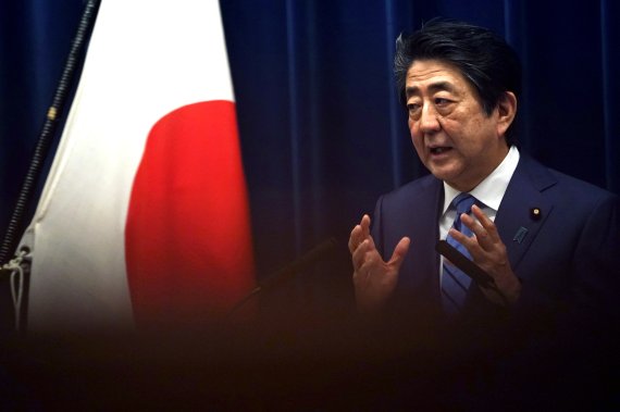 아베 신조 일본 총리가 지난 14일 총리관저에서 코로나19 확산시 긴급사태를 선언할 수 있는 법개정에 대해 입장을 밝히고 있다. AP뉴시스