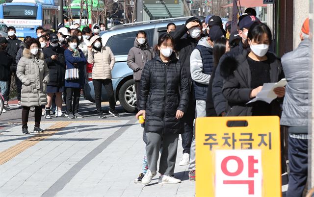 15일 오전 서울 송파구의 한 약국 앞에서 주중에 마스크를 사지 못한 시민들이 구매를 위해 줄지어 서 있다. 연합뉴스