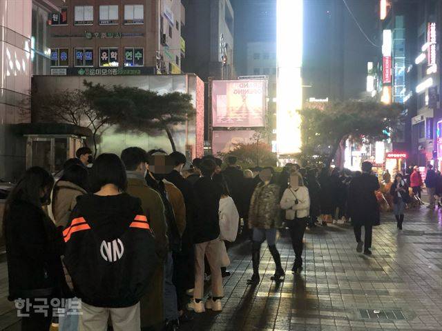 [저작권 한국일보]15일 새벽 서울 강남역의 한 클럽 앞에 입장을 위해 손님들이 줄을 서 있다. 이승엽 기자