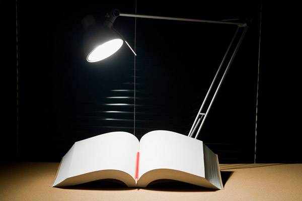 어두운 데서 책을 보면 시력이 나빠진다는 말은 사실이 아니다./사진=클립아트코리아