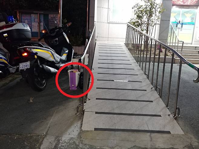 시민이 놓고 간 마스크, 간편식품이 든 쇼핑백 [부산경찰청 제공. 재판매 및 DB 금지]