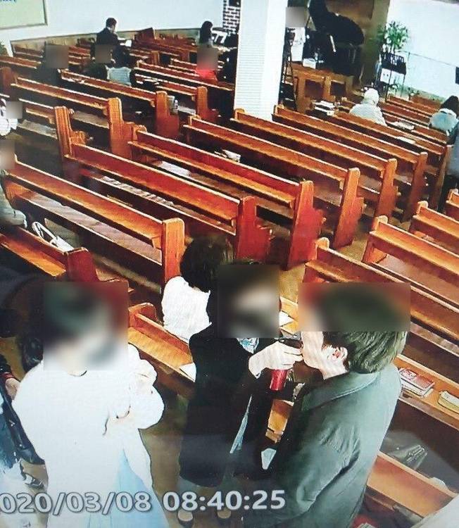 성남 은혜의강 교회, 소금물 스프레이 분사 장면 [경기도 제공. 재판매 및 DB 금지]