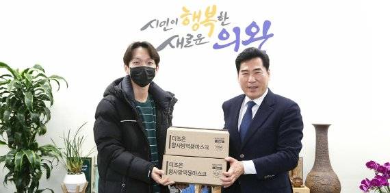 영화배우 나도율 김상돈 의왕시장(오른쪽)에게 마스크 전달. 사진제공=의왕시