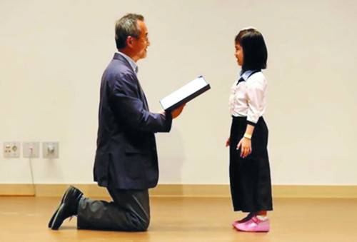 최재천 교수가 2017년 12월 국립생태원장 재직 시절 공모전에 입상한 어린이에게 무릎을 꿇고 상장을 전달하는 모습. 당시 SNS에서 큰 화제가 됐다. 뉴시스