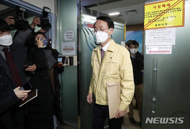 [과천=뉴시스] 최동준 기자 = 중앙사고수습본부 특별관리전담반이 지난 5일 경기 과천 신천지 교회 본부에서 신도, 교육생 인적사항 등 행정 조사를 실시한 뒤 교회를 나오고 있다. 2020.03.05. photocdj@newsis.com