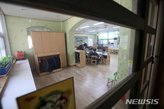 [대구=뉴시스]전신 기자 = 정부가 3차 개학 연기 여부를 공식 발표한다고 밝힌 17일 오전 대구시 동구 한 초등학교 긴급돌봄교실에서 교사가 학생들의 체온을 측정하고 있다. 2020.03.17.  photo1006@newsis.com