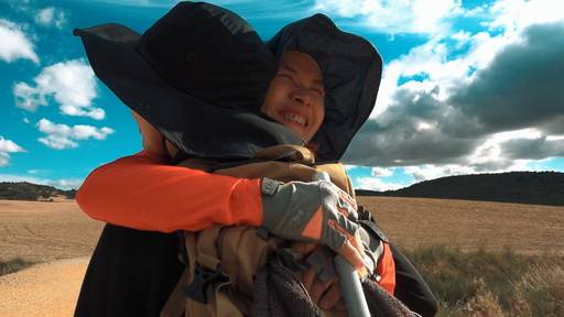 19일 개봉하는 영화 ‘산티아고의 흰 지팡이’의 두 주인공, 박재한씨(오른쪽)와 김다희양. 제이리미디어 제공