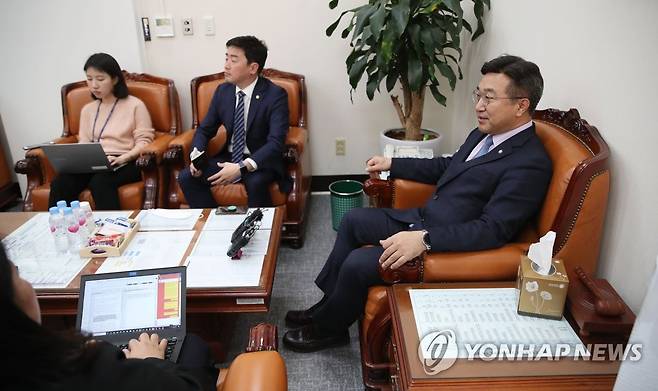 비례연합 플랫폼 관련 브리핑 하는 윤호중 사무총장 (서울=연합뉴스) 김인철 기자 = 더불어민주당 윤호중 사무총장이 17일 오후 국회 민주당 사무총장실에서 더불어민주당, 기본소득당, 시대전환, 가자평화당, 평화인권당 비례연합 플랫폼 '시민을 위하여' 참여 관련 브리핑을 하고 있다.  yatoya@yna.co.kr