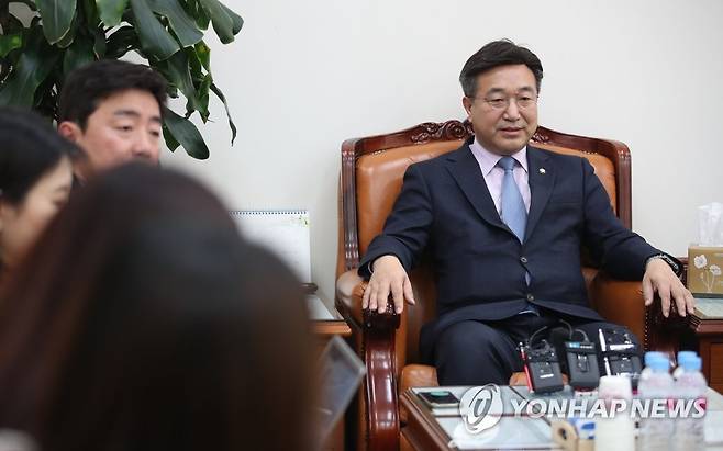 비례연합 플랫폼 관련 브리핑 하는 윤호중 사무총장 (서울=연합뉴스) 김인철 기자 = 더불어민주당 윤호중 사무총장이 17일 오후 국회 민주당 사무총장실에서 더불어민주당, 기본소득당, 시대전환, 가자평화당, 평화인권당 비례연합 플랫폼 '시민을 위하여' 참여 관련 브리핑을 하고 있다.yatoya@yna.co.kr