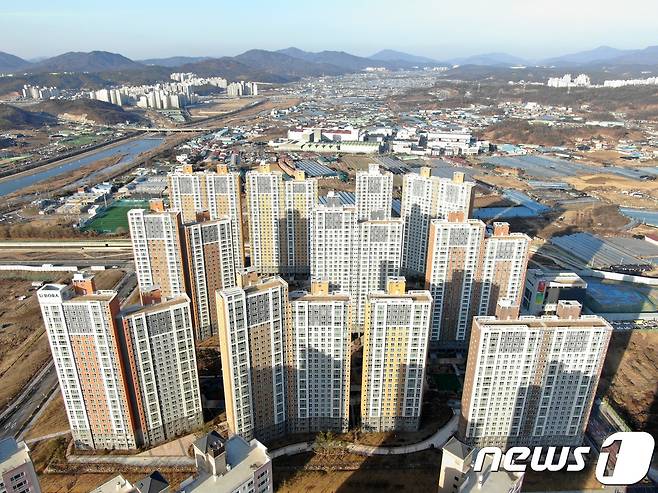 19일 오후 경기도 남양주 다산진건공공주택지구 신축 아파트 뒤로 진관일반산업단지와 이날 3기 신도시부지로 발표된 왕숙1지구가 보이고 있다. 2018.12.19/뉴스1 © News1 박세연 기자