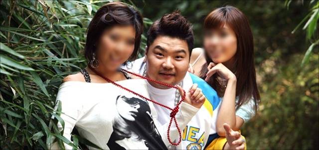 힙합그룹 거북이 멤버 '터틀맨' 임성훈(가운데)은 2008년 4월 서울 성동구 금호동 자택에서 사망했다. 당시 1보를 쓴 기자가 '주소 오기'를 범했지만 대다수 매체 기자들은 확인도 없이 그대로 받아썼다. /온라인커뮤니티 캡쳐