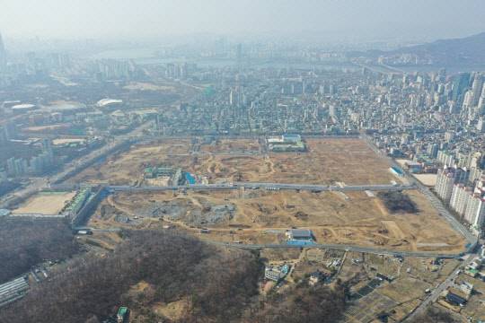 정부가 분양가상한제 유예 기간을 3개월 더 연장하기로 하면서 분양가 협상에 난항을 겪던 둔촌주공 재건축 등 조합들이 시간을 벌 수 있게 됐다. 사진은 둔촌주공 재건축 사업지 전경.<현대건설 제공>