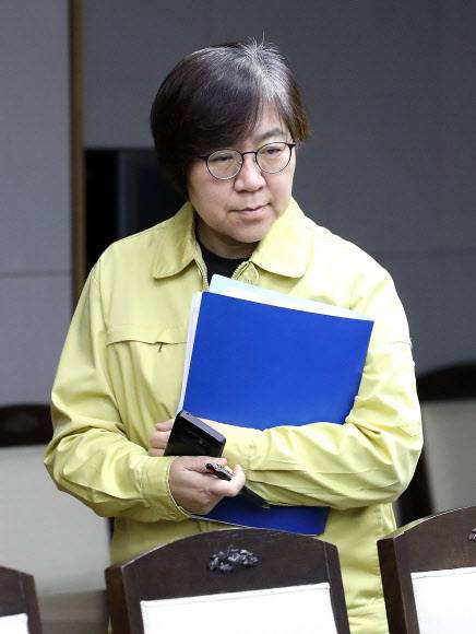 정은경 중앙방역대책본부장(질병관리본부장)이 17일 오전 세종시 정부세종청사에서 열린 코로나19 대응 중앙재난안전대책본부 회의에 참석하고 있다.
