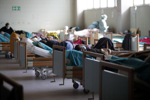 이탈리아 북부 룸바르디아 주 브레시아의 한 병원에 마련된 임시진료소에서 16일(현지시간) 신종 코로나바이러스 감염증(코로나19) 환자들이 병상에 누운 채 치료를 기다리고 있다. 브레시아 AP=연합뉴스