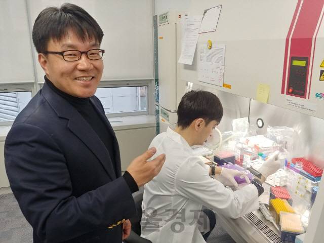 박한수 광주과학기술원(GIST) 교수 겸 지놈앤컴퍼니 대표가 17일 판교테크노밸리 연구소에서 한 연구원이 진행하고 있는 마이크로바이옴 배양액을 이용한 면역실험에 대해 설명하고 있다. /고광본선임기자