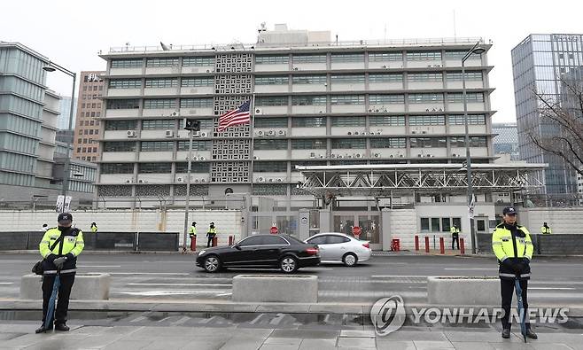 주한미대사관 "19일부터 정규 비자발급 업무 중단" [연합뉴스 자료사진]