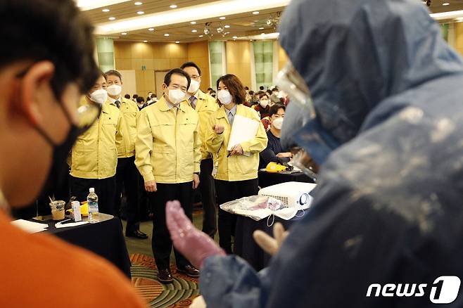 정세균 국무총리가 5일 오후 서울 서대문구 스위스그랜드호텔에서 열린 '2020년도 신규 의과 공중보건의사 중앙직무교육'을 찾아 개인 보호구 착탈의 교육 현장을 지켜보고 있다. 2020.3.5/뉴스1 © News1 안은나 기자