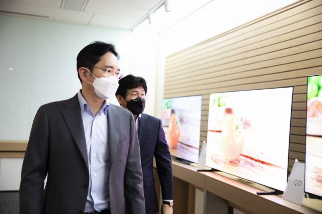 이재용 삼성전자 부회장이 19일 충남 아산 삼성디스플레이 아산사업장에서 회사 관계자들과 함께 제품을 살펴보고 있다.ⓒ삼성전자