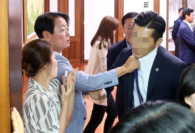 한선교 새누리당(미래통합당 전신) 의원이 2016년 9월 1일 국회의장실에서 경호 경찰관의 멱살을 잡고 있다. 뉴스1