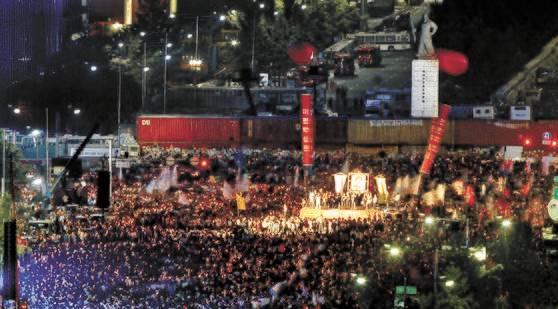 지난 2008년 서울 광화문에서 열린 미국산 쇠고기 수입 반대 촛불시위 모습. 당장 죽기라도 할 것처럼 ’결혼도 하고 애기도 낳고 싶다“는 피켓을 든 어린 학생도 많았다. 나중엔 폭력 시위로 변질됐다. 뒤편에 청와대 진입을 막기 위해 쌓은 컨테이너 박스가 보인다. [중앙포토]