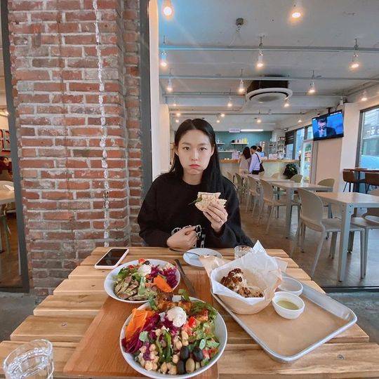 그룹 AOA 멤버 설현의 먹는 모습이 누리꾼들 사이에서 화제다. /사진=설현 인스타그램 캡처