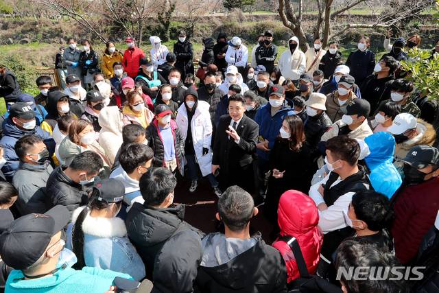 [제주=뉴시스]우장호 기자 = 지난 6일 오전 제주시 중국주제주총영사관 앞에 중국인 불법체류자들이 몰려와 중국행 항공기 증편을 요구하며 항의하자 이동걸 제주화교화인연합회장이 나와 진정시키고 있다. 2020.03.06. woo1223@newsis.com