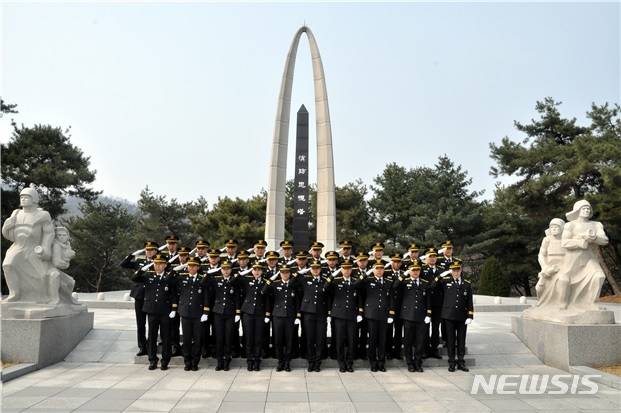 [세종=뉴시스] 제25기 소방간부후보생 30명이 충혼탑 앞에서 단체 사진촬영을 하는 모습. (사진= 소방청 제공) 2020.03.19.