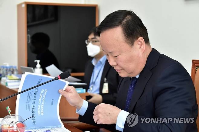 자료 살피는 김재원 위원장 지난 13일 서울 여의도 국회 본관 638호에서 열린 국회 예산결산특별위원회 신종코로나바이러스 감염증(코로나19) 대응을 위한 추가경정예산안 등 조정소위원회 심사와 관련한 회의에서 김재원 위원장이 관련 자료를 살피고 있다. [연합뉴스 자료사진]