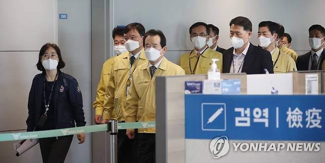 정세균 총리, '특별입국절차' 현장 방문 (영종도=연합뉴스) 김승두 기자 = 정세균 국무총리가 신종 코로나바이러스 감염증(코로나19)의 유입을 막기 위해 19일부터 모든 입국자에 '특별입국절차'를 적용하는 인천국제공항 제1여객터미널의 특별입국절차 강화 현장을 방문해 특별입국 심사장을 둘러보고 있다. 2020.3.19 kimsdoo@yna.co.kr