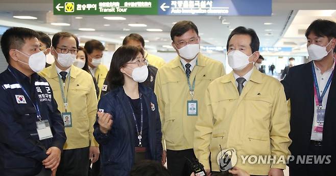 '특별입국절차' 현장 방문한 정세균 총리 (영종도=연합뉴스) 김승두 기자 = 정세균 국무총리가  신종 코로나바이러스 감염증(코로나19)의 유입을 막기 위해 19일부터 모든 입국자에 '특별입국절차'를 적용하는 인천국제공항 제1여객터미널의 특별입국절차 강화 현장을 방문해 현황을 보고 받고 있다. 2020.3.19 kimsdoo@yna.co.kr