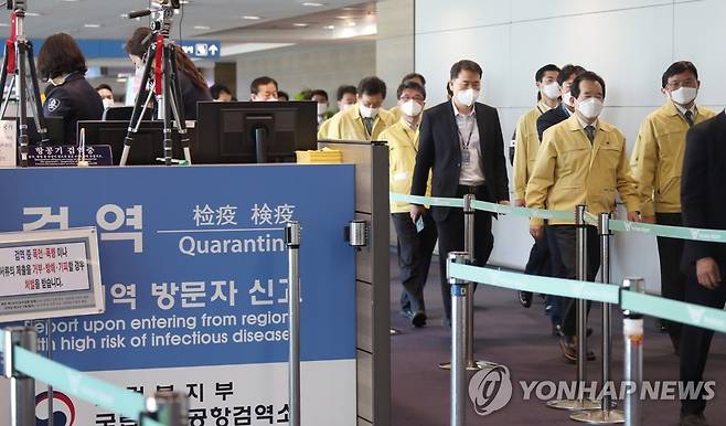 정세균 총리, '특별입국절차' 현장 점검 (영종도=연합뉴스) 김승두 기자 = 정세균 국무총리가 신종 코로나바이러스 감염증(코로나19)의 유입을 막기 위해 19일부터 모든 입국자에 '특별입국절차'를 적용하는 인천국제공항 제1여객터미널의 특별입국절차 강화 현장을 방문해 특별입국 심사장을 둘러보고 있다. 2020.3.19 kimsdoo@yna.co.kr