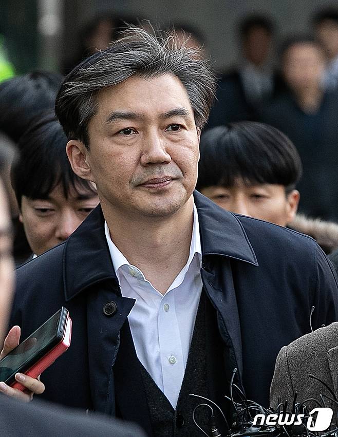 ‘감찰 무마’ 의혹을 받고 있는 조국 전 법무부 장관이 26일 오후 서울 송파구 동부지방법원에서 구속 전 피의자 심문(영장실질심사)를 마치고 대기를 위해 구치소로 향하고 있다. 2019.12.26/뉴스1 © News1 이승배 기자