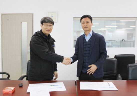 사진 - (좌로부터) 교정기술원 김재은 상무, 한국분석시험연구원 김주환 대표