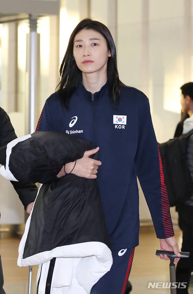 [인천공항=뉴시스] 김진아 기자 = 한국 여자배구대표팀 주장 김연경이 2020 도쿄올림픽 아시아남녀배구예선전을 치르기 위해 5일 인천국제공항을 통해 태국으로 출국하기 전 인터뷰를 위해 이동하고 있다. 2020.01.05.  bluesoda@newsis.com