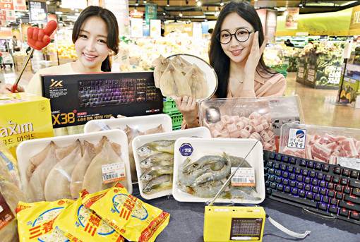 ‘짜지 않은 몸통 건오징어’ 등 홈플러스의 아이디어 상품들을 소개하는 모델들. 코로나19 사태로 위기를 극복하기 위해 오프라인 유통업체들이 다양한 아이디어 상품을 내놓고 있다. 사진제공｜홈플러스