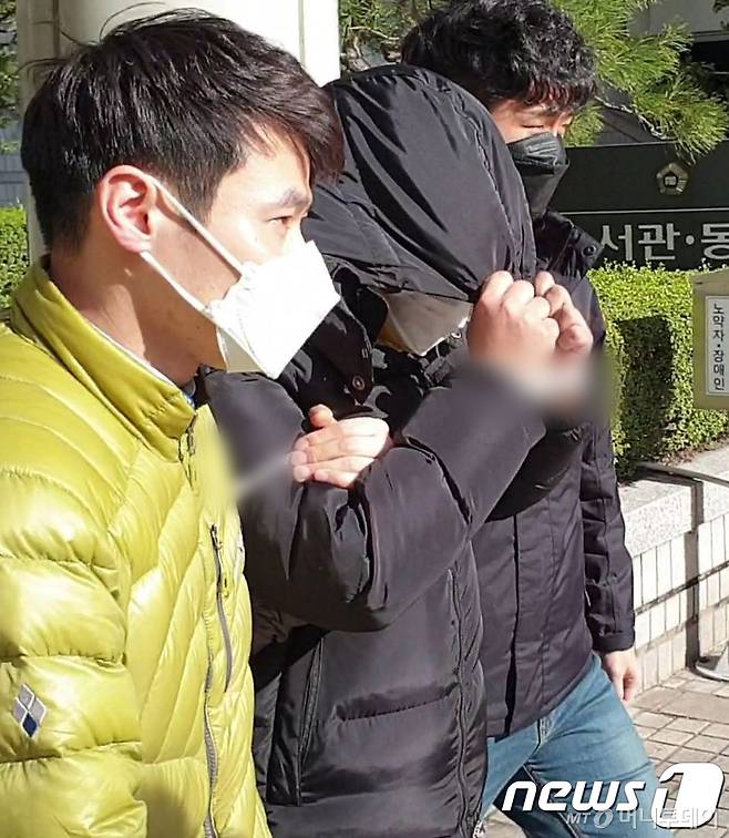 텔레그램에서 미성년자를 성적으로 착취하는 내용의 영상물을 공유하는 ‘n번방’ 사건의 핵심 피의자인 일명 ‘박사’로 지목되는 20대 남성 조모씨 19일 서울 서초구 서울중앙지법에서 구속 전 피의자심문을 마치고 법원을 나서고 있다. /사진=뉴스1