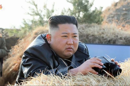 김정은 북한 국무위원장이 20일 서부전선대연합부대의 포사격대항경기를 지도하고 정세에 맞게 포병부대의 훈련 강화를 지시했다고 조선중앙통신이 21일 보도했다. 21일 중앙TV가 공개한 김 위원장의 모습.