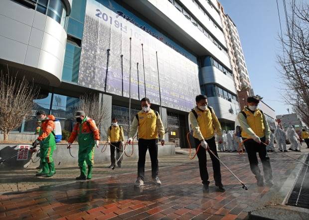 대구 남구특별방역단이 20일 오전 대구시 남구 대명동 신천지 대구교회 앞에서 신종 코로나바이러스 감염증(코로나19) 확산 방지를 위한 방역을 하고 있다. 사진=연합뉴스