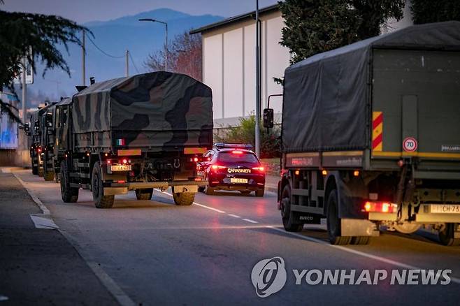 코로나19 사망자 운구에 동원된 이탈리아 군용 차량 (베르가모 로이터=연합뉴스) 신종 코로나바이러스 감염증(코로나19) 사망자의 시신을 운송하기 위해 동원된 이탈리아 군용 차량이 18일(현지시간) 북부 베르가모의 시내를 달리고 있다. 코로나19 사망자가 속출해 묘지 공간이 부족해지자 일부 사망자의 관을 여타 지역으로 옮기기 위해 투입된 것이다. 베르가모는 코로나19 인명피해가 극심한 도시다. jsmoon@yna.co.kr